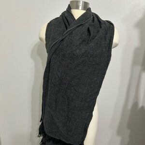 Roundtree & Yorke Gray Patterned Scarf